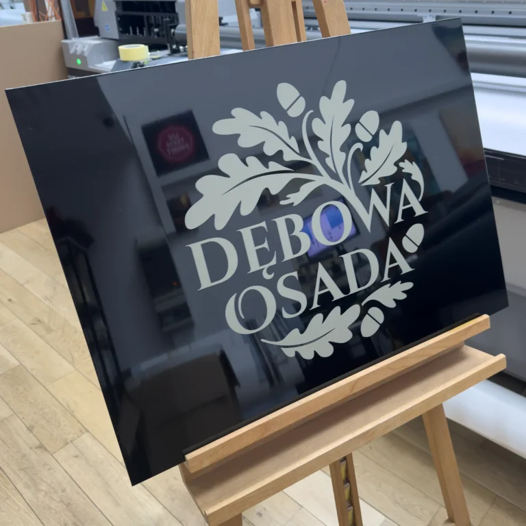 Szyld reklamowy UV na czarnym dibondzie z nadrukiem logo