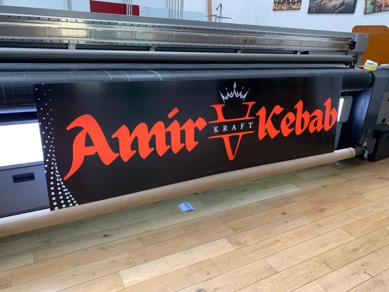 Szyld reklamowy z plexi – Amir Kebab, nadruk UV