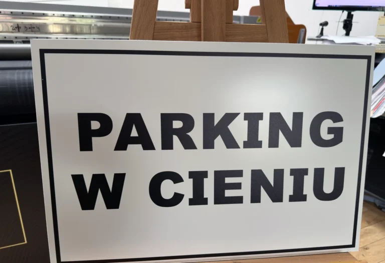 Druk UV na tablicy parkingowej z napisem „PARKING W CIENIU”, wyraźne litery na białym tle