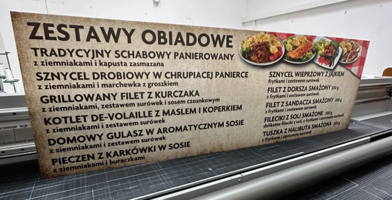 Szyld restauracyjny z zestawami obiadowymi, druk UV na pleksi