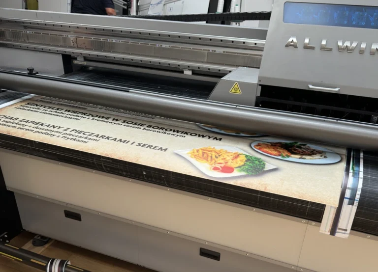 Szyld z potrawami na drukarce UV podczas produkcji