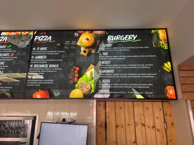 Wykonany przez naszą firmę szyld z pleksi z menu burgerów, nadruk UV o wysokiej jakości