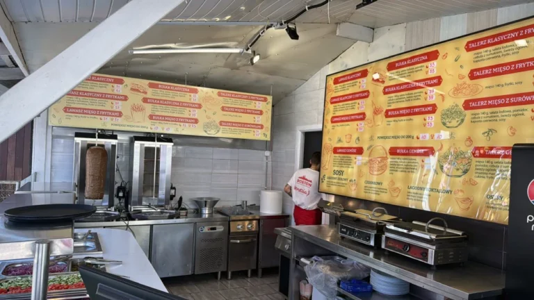 Przykładowe szyldy z pleksi do lokalu kebab, wykonane z trwałym nadrukiem UV