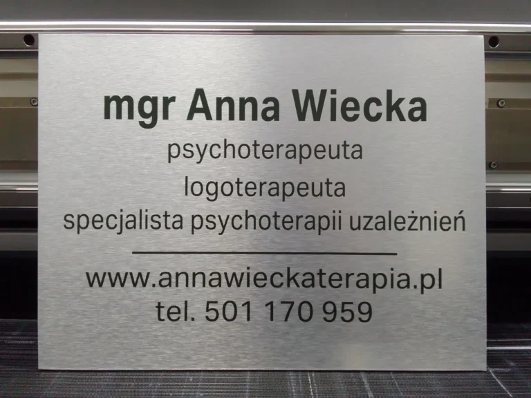 Reklamowy szyld UV na srebrnym dibondzie z nadrukiem informacyjnym