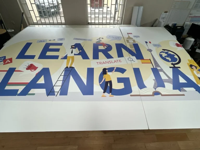 Wielkoformatowy nadruk UV na kilku płytach tworzący mural edukacyjny – równe łączenia i żywe kolory