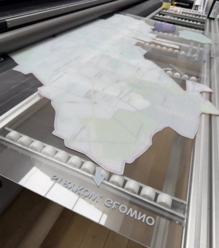 Tablica z plexi z mapą konturową – precyzyjny UV druk na akrylu