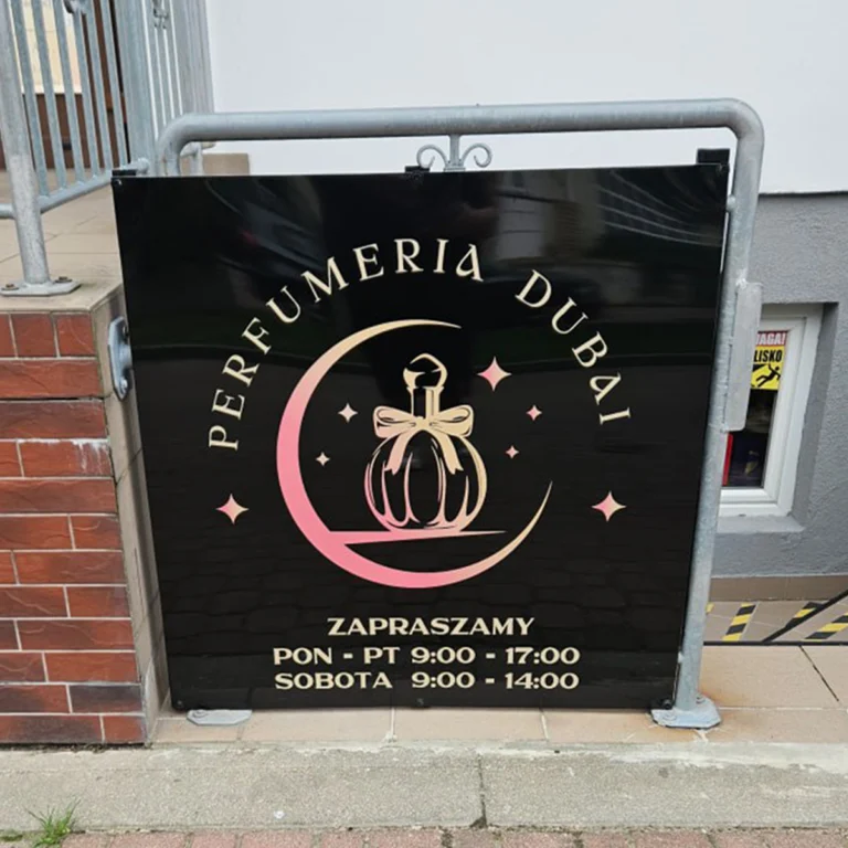 Czarna tablica z logo Perfumeria Dubai – tablice i szyldy reklamowe z dibondu
