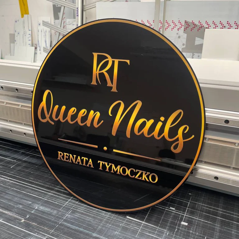 Okrągła tablica Queen Nails z napisem w złocie – tablice i szyldy reklamowe z dibondu