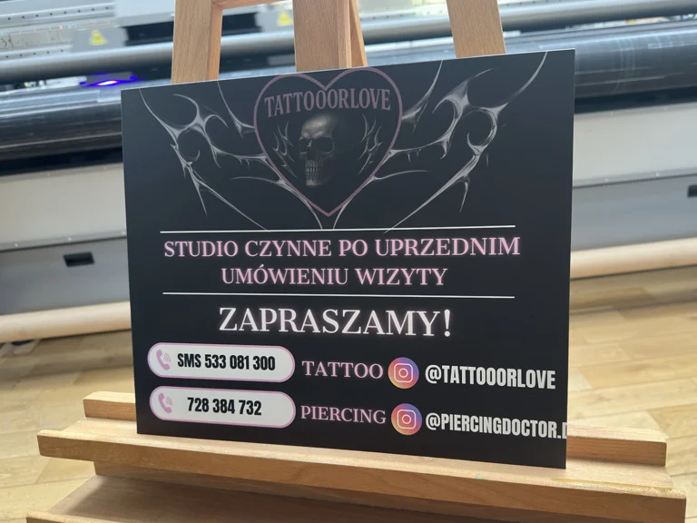 Czarna tablica TattooOrLove z różowym nadrukiem – tablice i szyldy reklamowe z dibondu