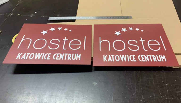 Czerwona tablica Hostel Katowice Centrum – tablice i szyldy reklamowe z dibondu