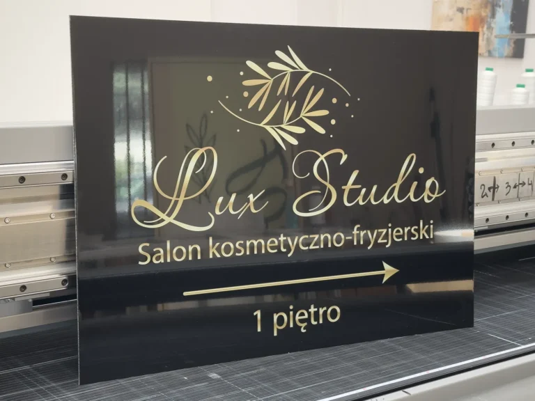 Złoty napis Lux Studio na czarnej tablicy – tablice i szyldy reklamowe z dibondu