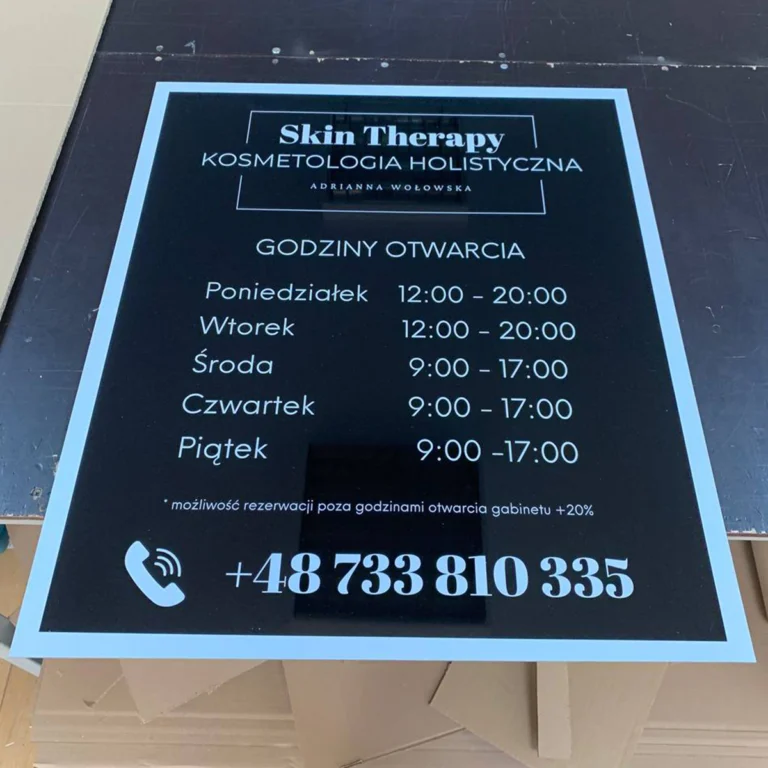 Niebieska tablica Skin Therapy z godzinami otwarcia – tablice i szyldy reklamowe z dibondu