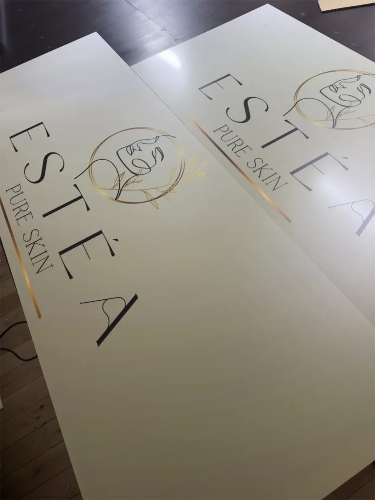 Tablice reklamowe Estéa Pure Skin z eleganckim złotym logo, tablice i szyldy reklamowe