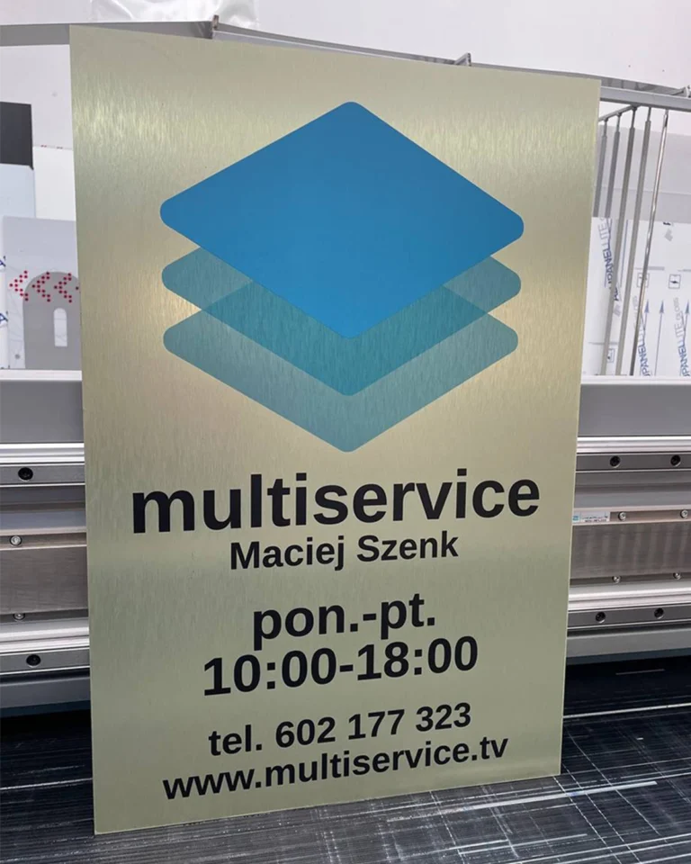 Srebrny szyld z logo Multiservice i danymi firmy – tablice i szyldy reklamowe z dibondu