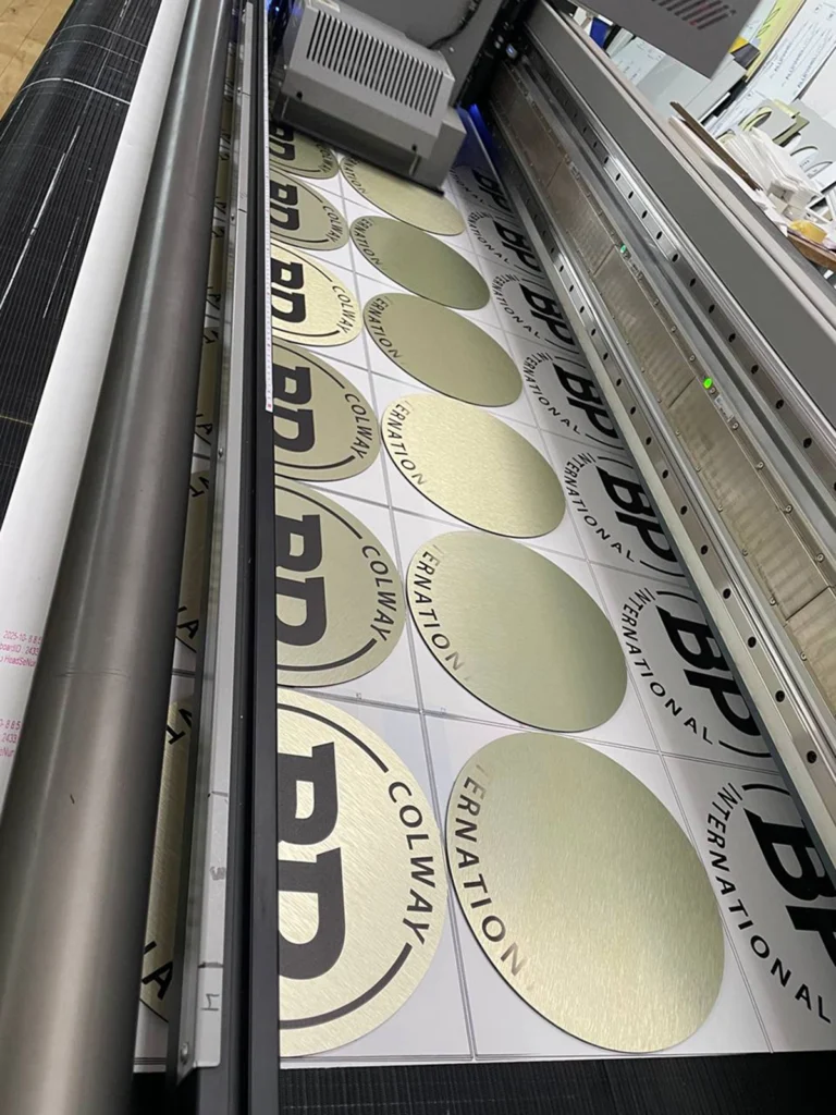 Produkcja złotych tablic BP International – tablice i szyldy reklamowe z dibondu