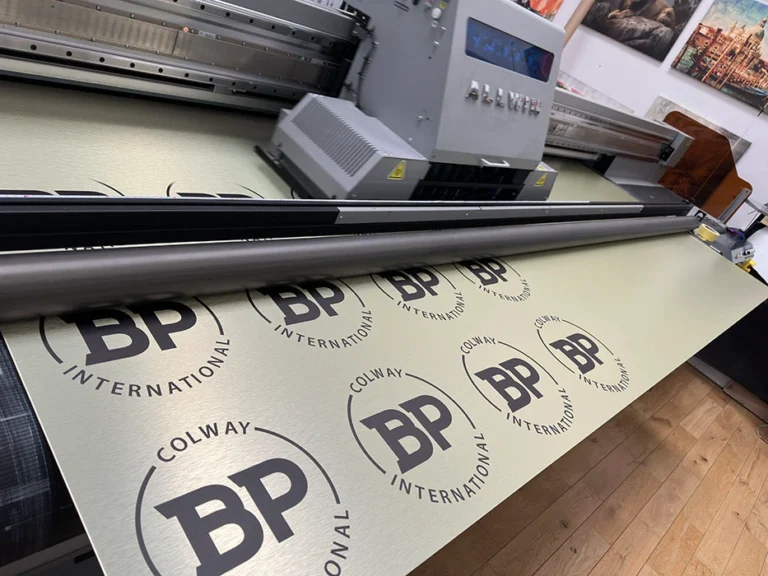 Druk UV tablic BP International na płycie aluminiowej, tablice i szyldy reklamowe z dibondu