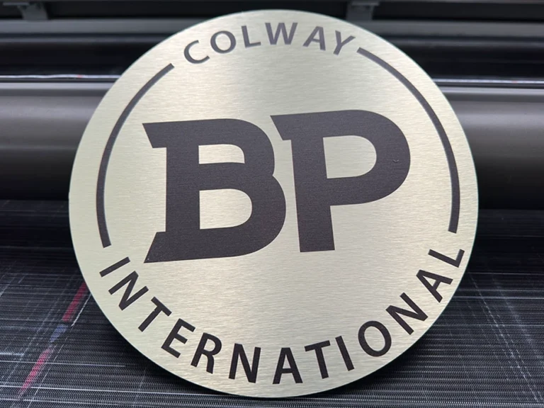 Okrągła tablica BP International z czarnym nadrukiem, tablice i szyldy reklamowe z dibondu