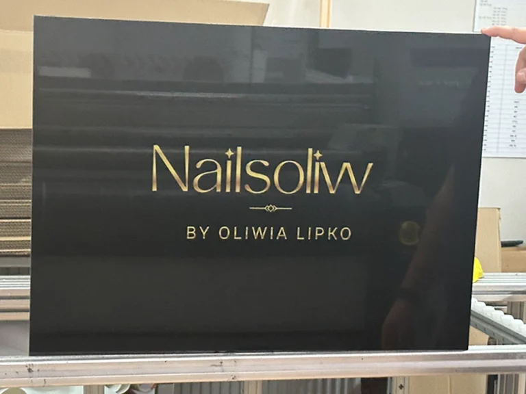 Szyld Nailsoliw by Oliwia Lipko w kolorze złotym, tablice i szyldy reklamowe z dibondu