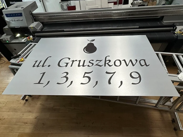 Tablica adresowa ul. Gruszkowa z numerami posesji, tablice i szyldy reklamowe z dibondu