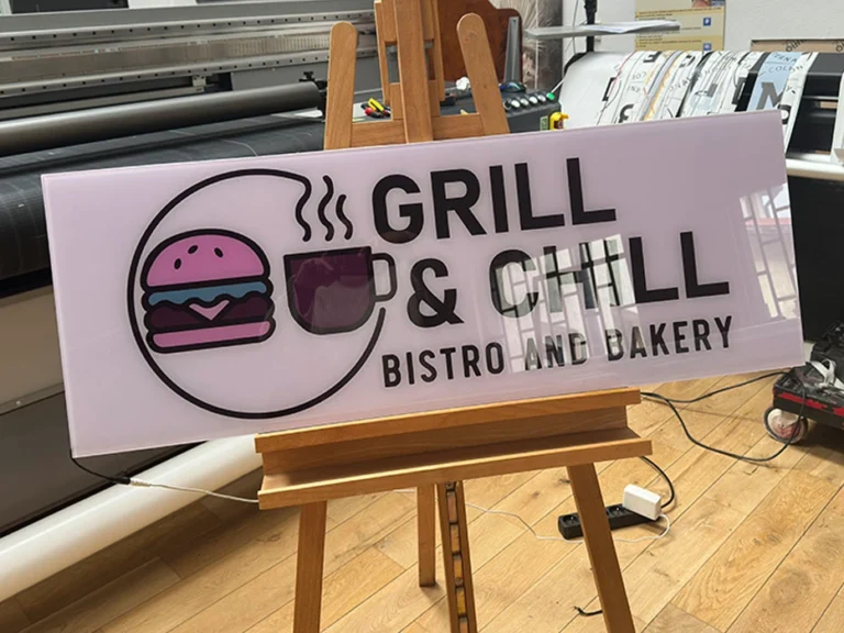 Tablice i szyldy reklamowe – podświetlany szyld „Grill & Chill” bistro and bakery