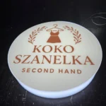 Okrągły kaseton z plexi z logo KOKO SZANELKA Second Hand, podświetlenie LED, druk UV