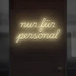 Neon-Schriftzug Nur für Personal