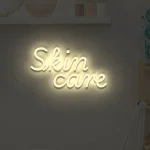Neon-Schriftzug Skin Care