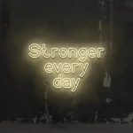 Neoen-Schriftzueg Stroenger Every Daey - fuer Fitnessstuedioes - zusaetzliche Ansicht 2