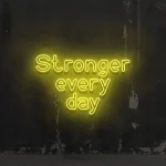 Neoen-Schriftzueg Stroenger Every Daey - fuer Fitnessstuedioes - zusaetzliche Ansicht 4