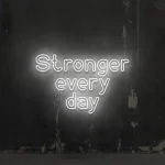 Neon-Schriftzug Stronger Every Day