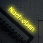 Neon-Schriftzug Nach oben