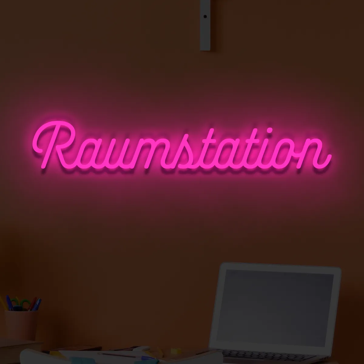 neon-schriftzug-raumstation-rosa Neoen-Schriftzueg Raeuemstaetioen - fuer Foetoebereiche - zusaetzliche Ansicht 1