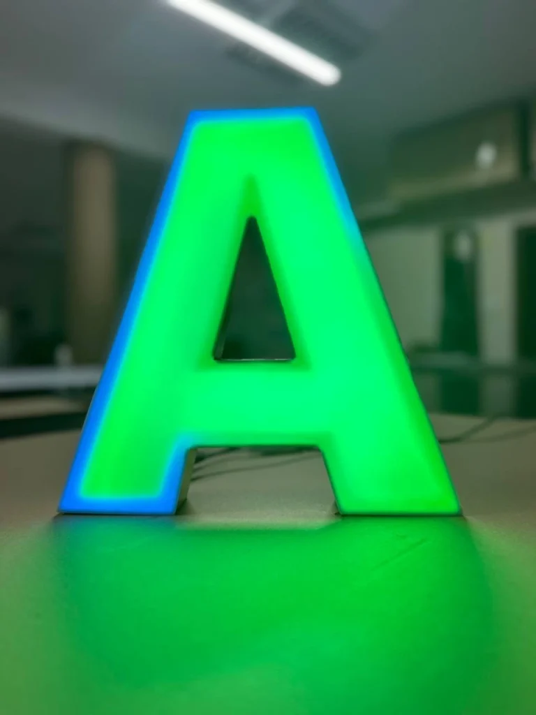 Beleuchteter 3D-LED-Leuchtbuchstabe A in Gruen und Blau