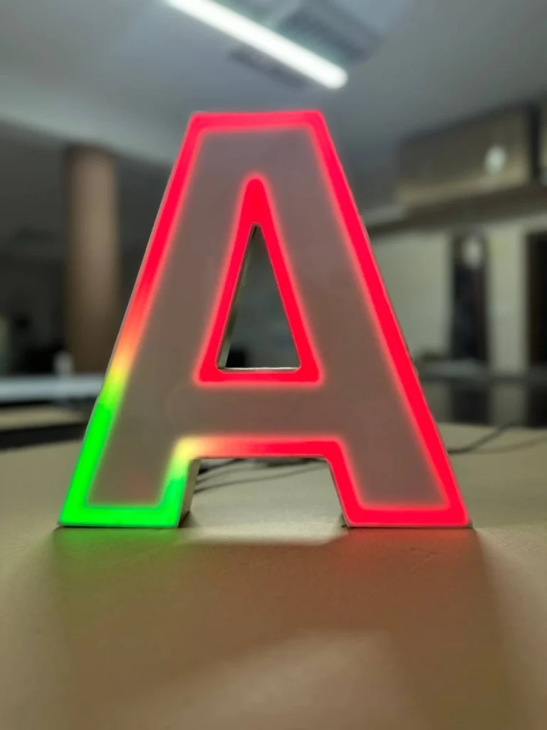 Beleuchteter 3D-LED-Leuchtbuchstabe A mit roter Kontur