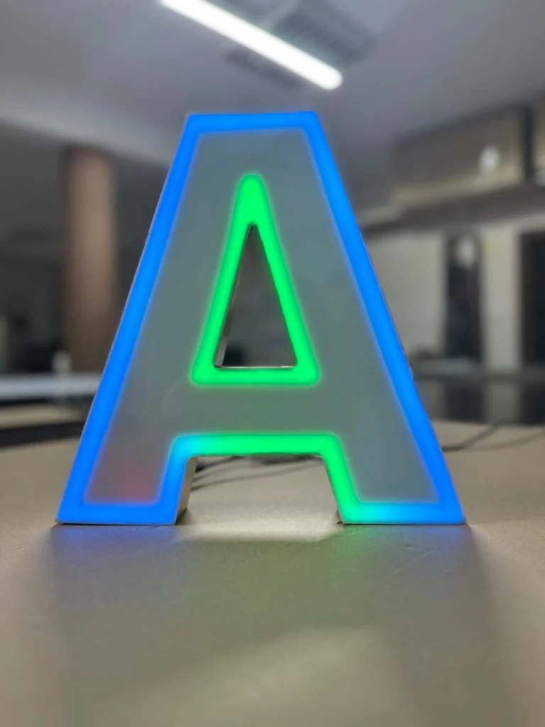 Beleuchteter 3D-LED-Leuchtbuchstabe A mit blauer Kontur