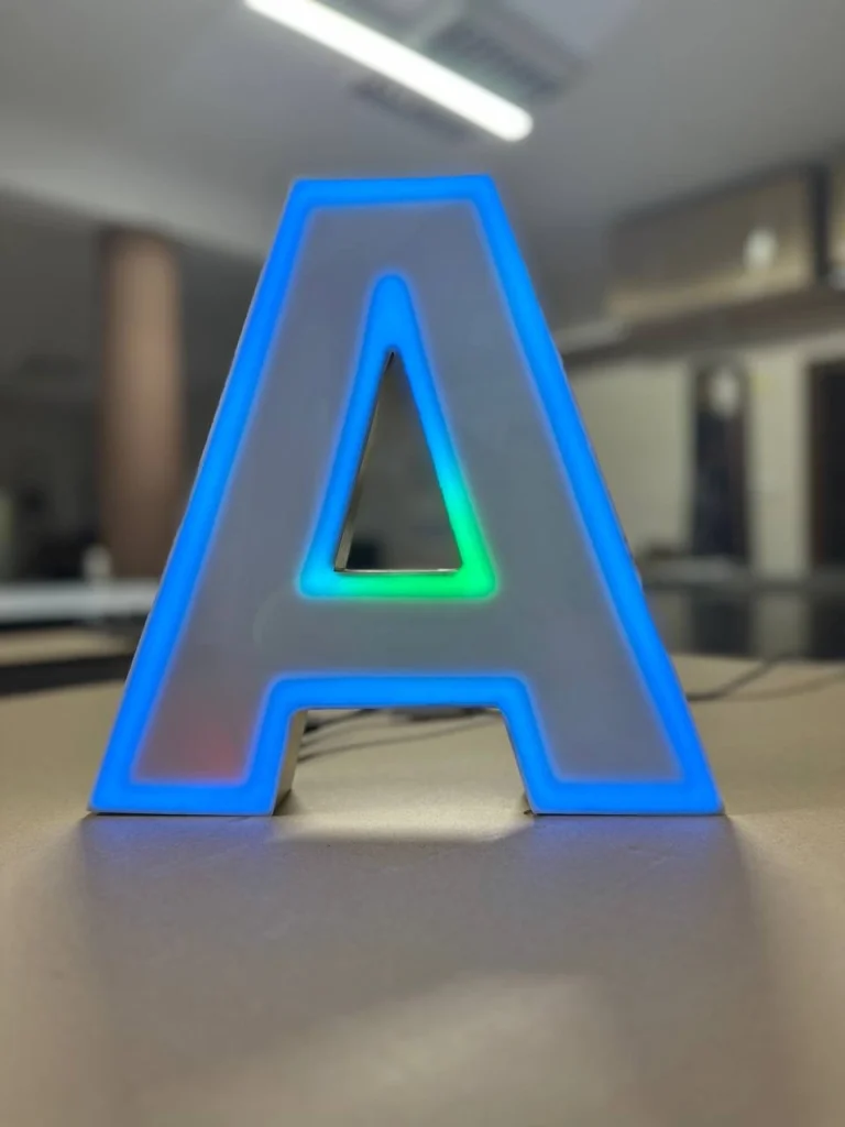 Beleuchteter 3D-LED-Leuchtbuchstabe A mit blauer Aussenkante