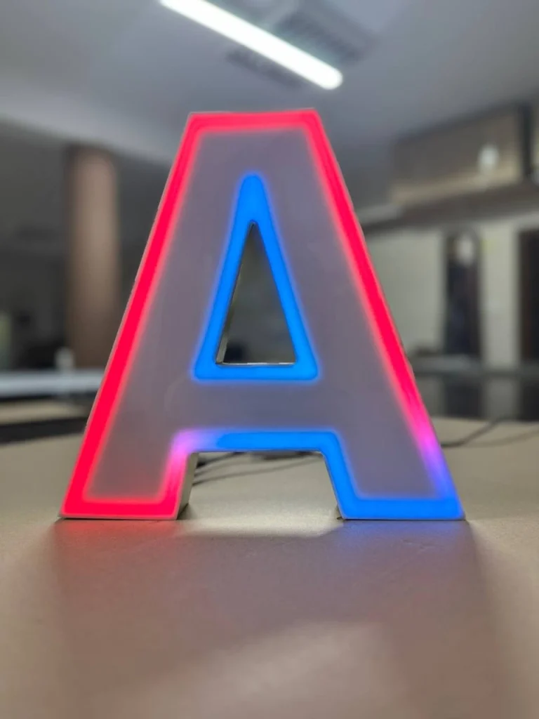 Beleuchteter 3D-LED-Leuchtbuchstabe A mit roter und blauer Beleuchtung