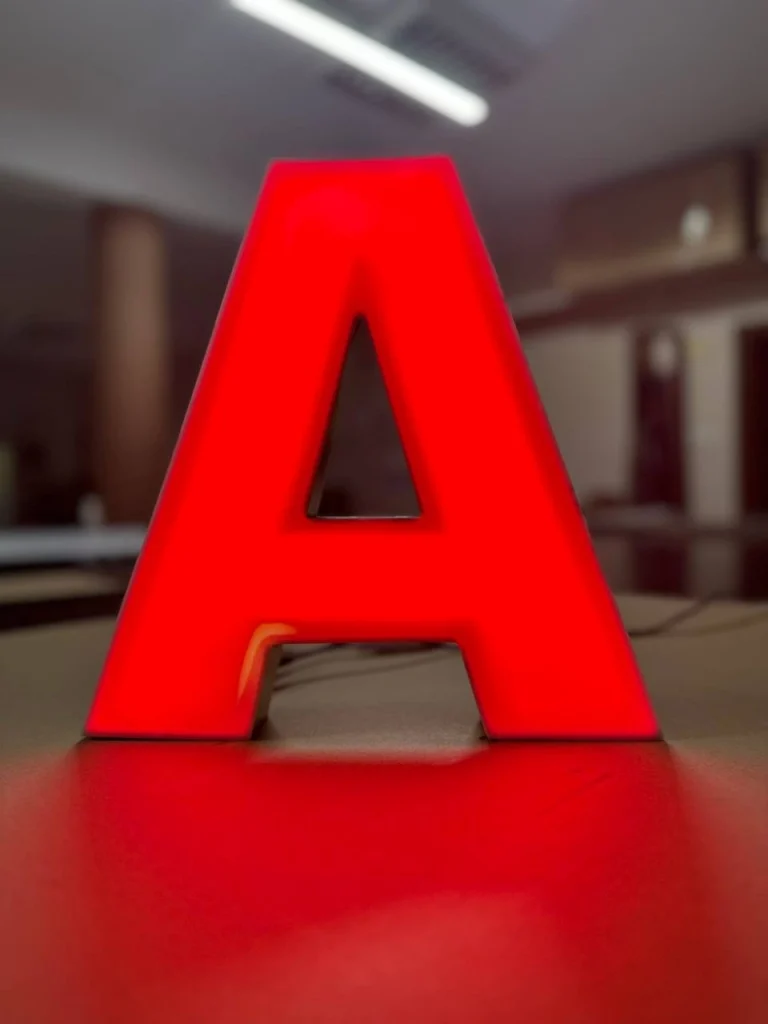 Beleuchteter 3D-LED-Leuchtbuchstabe A in Rot