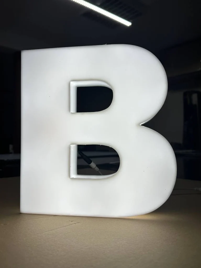 Beleuchteter 3D-LED-Leuchtbuchstabe B in Weiss