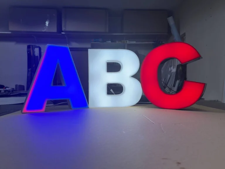 Beleuchtete 3D-LED-Leuchtbuchstaben ABC als Referenz