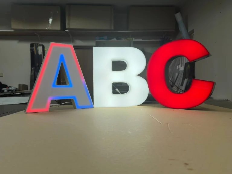 Beleuchtete 3D-LED-Leuchtbuchstaben ABC mit farbiger Kontur
