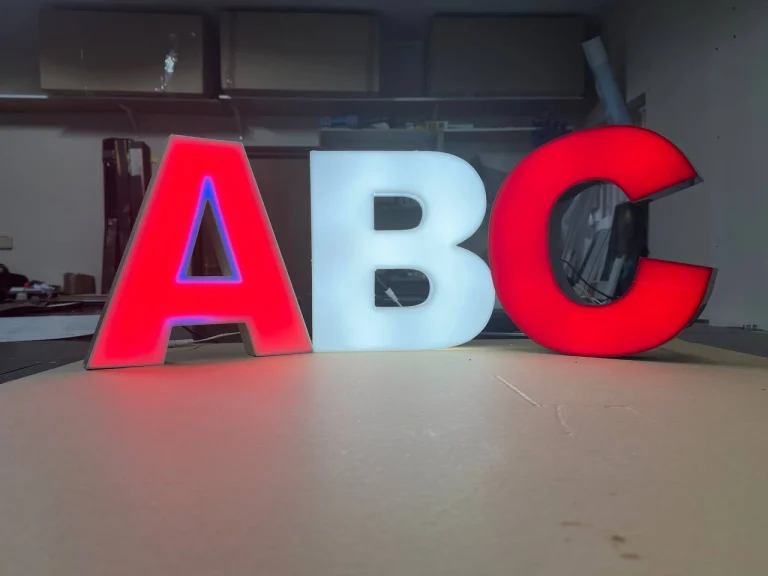 Beleuchtete 3D-LED-Leuchtbuchstaben ABC in Rot und Weiss