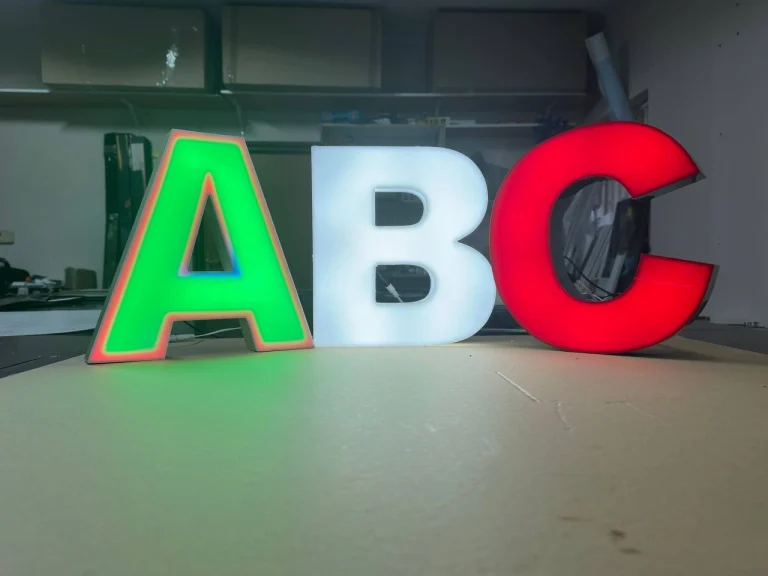 Beleuchtete 3D-LED-Leuchtbuchstaben ABC mit gruener Front