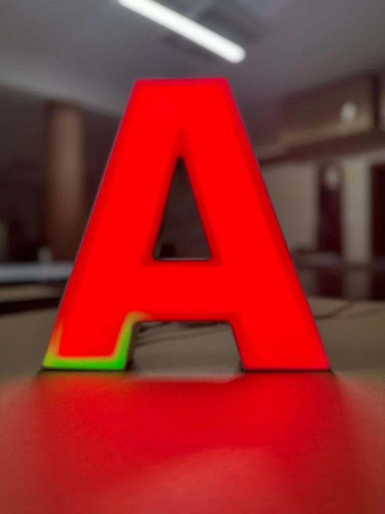 Beleuchteter 3D-LED-Leuchtbuchstabe A in Rot