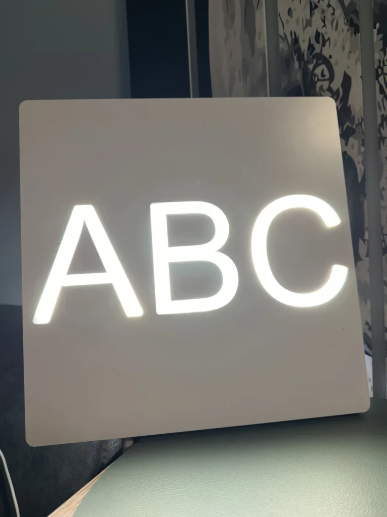 Beleuchtetes Firmenschild mit leuchtenden Buchstaben ABC