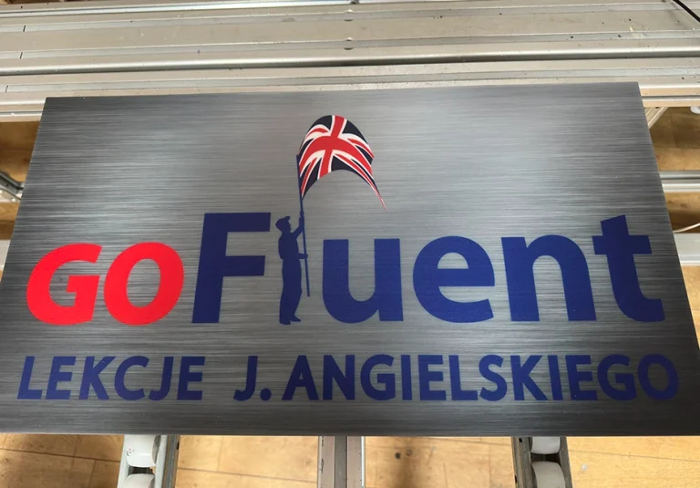 Firmenschild aus gebuerstetem Dibond fuer Englischschule