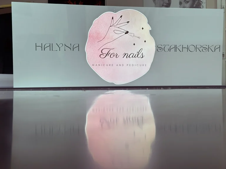 Beleuchtetes Werbeschild für Nagelstudio mit Logo