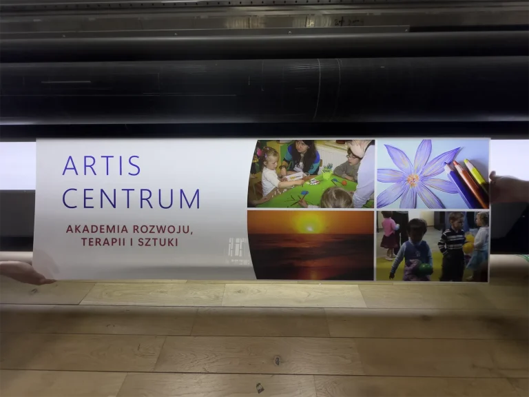 Beleuchtetes Werbeschild mit Fotodruck fuer Therapie und Kunstzentrum