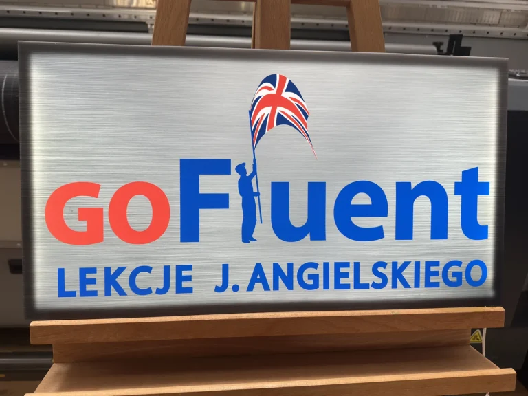 Beleuchtetes Werbeschild fuer Englischunterricht mit Logo