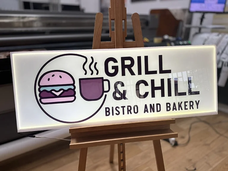 Beleuchtetes Werbeschild fuer Bistro und Bakery